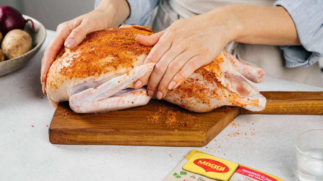 Тушку промыть и просушить. Натереть тушку медом и смесью MAGGI® На Второе для сочной курицы с паприкой и внутри, и снаружи.