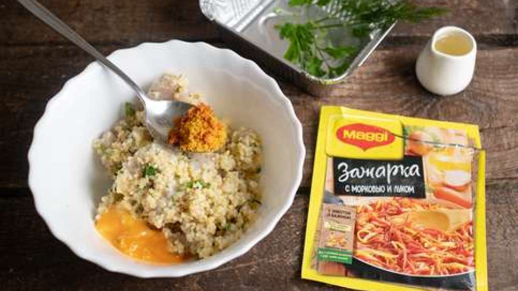 Соединить рыбный фарш с пшеном, добавить яйца и MAGGI® Зажарка смесь из лука и моркови и аккуратно перемешать. 