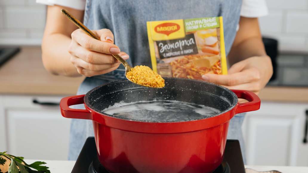 Добавить MAGGI® Зажарку. Готовить еще 5 минут.