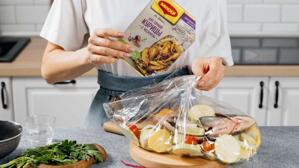Добавить в пакет MAGGI® НА ВТОРОЕ для сочной курицы с чесноком. Влить воду.