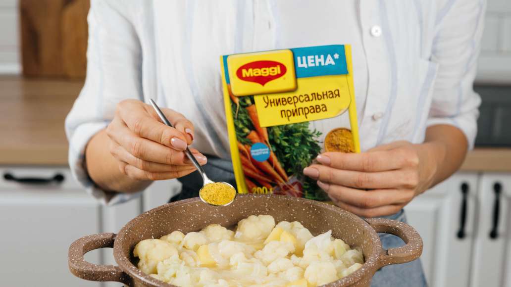 Добавить воду, довести до кипения. Добавить MAGGI® Приправу универсальную и готовить 15 минут. Добавить воду, довести до кипения. Добавить MAGGI® Приправу универсальную и готовить 15 минут.
