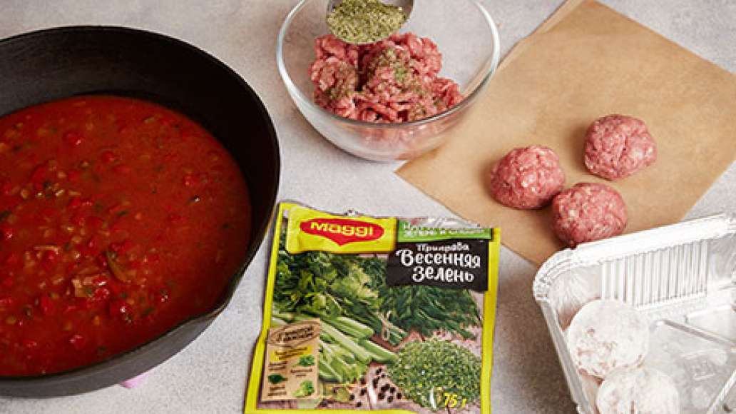 Нарезать соленые огурцы и болгарский перец кубиками и обжарить на растительном масле. Добавить томатную пасту, влить воду и прогреть. Соединить фарш с MAGGI® Приправа Весенняя зелень и перемешать. Сформировать небольшие круглые фрикадельки. Обвалять в мук Нарезать соленые огурцы и болгарский перец кубиками и обжарить на растительном масле. Добавить томатную пасту, влить воду и прогреть. Соединить фарш с MAGGI® Приправа Весенняя зелень и перемешать. Сформировать небольшие круглые фрикадельки. Обвалять в мук