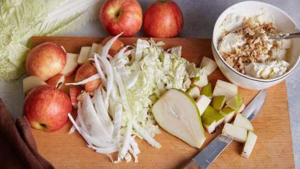 Груши избавить от сердцевины и нарезать крупным кубиком, порезать китайский салат соломкой, измельчить грецкие орехи, добавить орехи в крем-сыр и тщательно перемешать. Груши избавить от сердцевины и нарезать крупным кубиком, порезать китайский салат соломкой, измельчить грецкие орехи, добавить орехи в крем-сыр и тщательно перемешать.