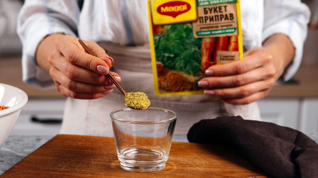 В отдельной емкости смешать горячую воду с MAGGI® Приправой универсальной Букет приправ, оставить на 3 минуты.