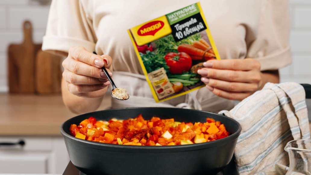 За 5 минут до готовности добавить молотый кайенский перец, MAGGI® Приправу 10 овощей. Снять с огня, дать немного остыть и пюрировать блендером. Вернуть икру на огонь и тушить на слабом огне без крышки до желаемой степени загустения (по желанию).
