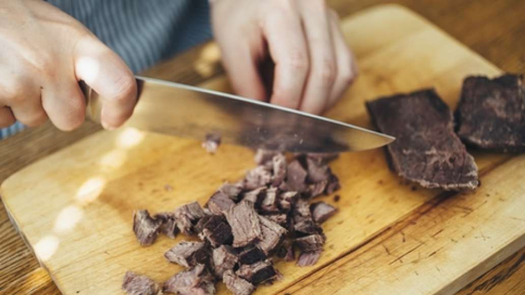 Готовый бульон процедить. Мясо порезать кусочками (его можно вернуть обратно в бульон или выложить в тарелки при подаче супа). Готовый бульон процедить. Мясо порезать кусочками (его можно вернуть обратно в бульон или выложить в тарелки при подаче супа).