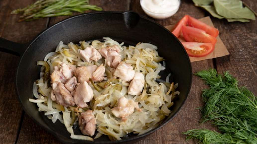 Разогреть в сотейнике растительное масло и обжарить курицу с луком и сельдереем. Добавить MAGGI® НА ВТОРОЕ для гуляша, сметану, картофель, розмарин и тимьян и влить 350 мл воды. Готовить 20 минут, положить к курице соленые огурцы и помидоры и продолжать г Разогреть в сотейнике растительное масло и обжарить курицу с луком и сельдереем. Добавить MAGGI® НА ВТОРОЕ для гуляша, сметану, картофель, розмарин и тимьян и влить 350 мл воды. Готовить 20 минут, положить к курице соленые огурцы и помидоры и продолжать г