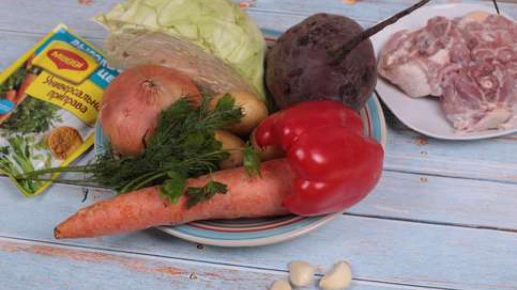 Подготовьте ингредиенты, промойте мясо. Разрежьте мясо на небольшие кусочки, поместите в кастрюлю, налейте воду и доведите до кипения. Варите 1,5-2 часа, снимая пенку. Подготовьте ингредиенты, промойте мясо. Разрежьте мясо на небольшие кусочки, поместите в кастрюлю, налейте воду и доведите до кипения. Варите 1,5-2 часа, снимая пенку.
