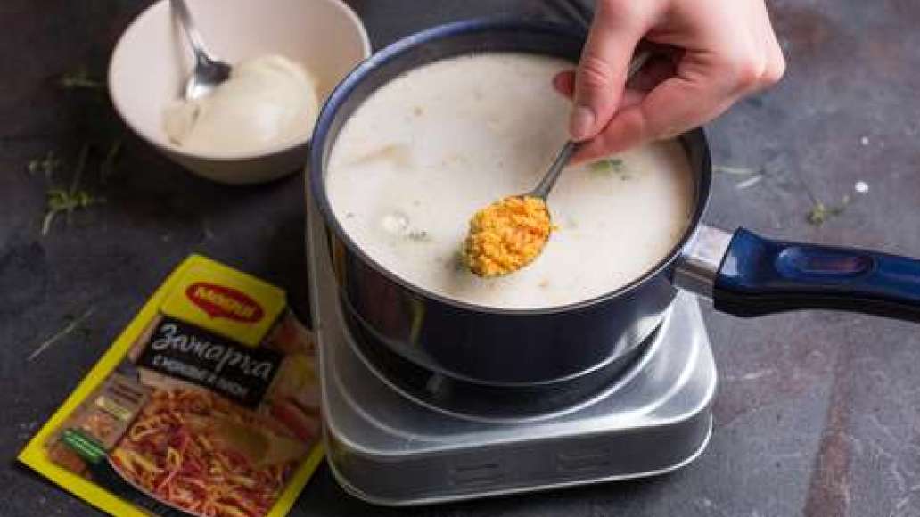 Добавить в кастрюлю плавленый сыр, сливки и MAGGI® Зажарка с морковью и луком. Тщательно перемешать и кипятить ещё пять минут. Добавить в кастрюлю плавленый сыр, сливки и MAGGI® Зажарка с морковью и луком. Тщательно перемешать и кипятить ещё пять минут.
