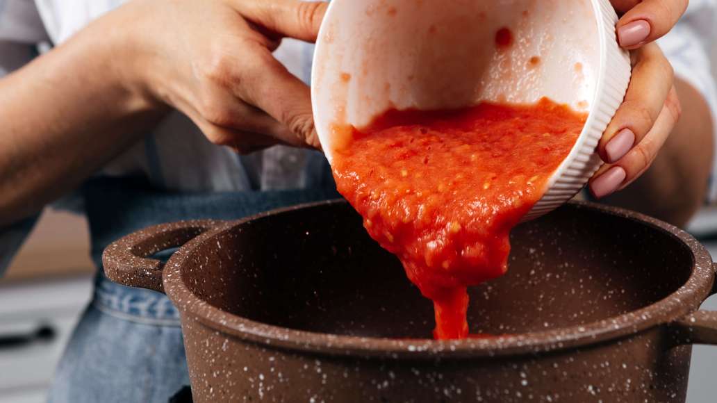 Пропустить томаты через мясорубку или измельчить при помощи кухонного комбайна или стационарного блендера. Перелить массу в кастрюлю или сотейник с толстым дном. Пропустить томаты через мясорубку или измельчить при помощи кухонного комбайна или стационарного блендера. Перелить массу в кастрюлю или сотейник с толстым дном.