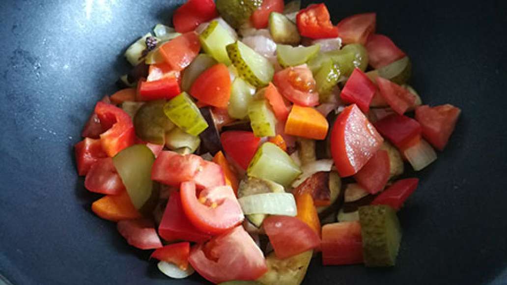 Выложить в сковороду нарезанные полукольцами томаты и солёный огурец, прогреть всё вместе 5 минут. Выложить в сковороду нарезанные полукольцами томаты и солёный огурец, прогреть всё вместе 5 минут.
