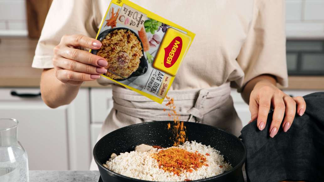 Добавить к мясу с сухофруктами рис, содержимое пачки MAGGI® НА ВТОРОЕ для плова с курицей и воду.