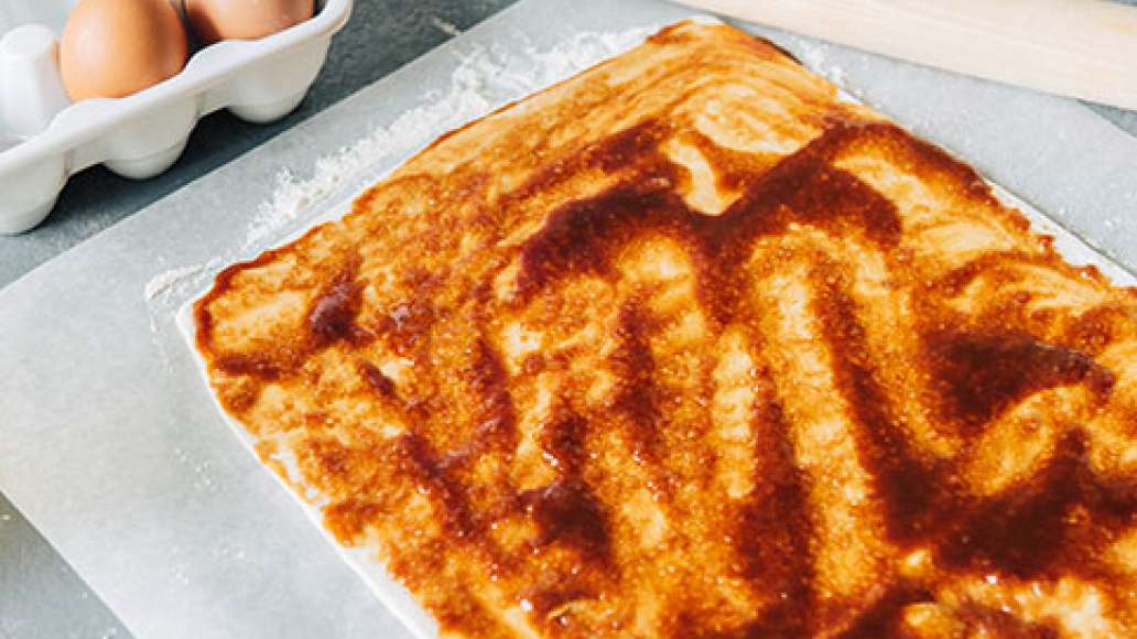 Пласт промазать смесью из корицы и масла. Пласт промазать смесью из корицы и масла.