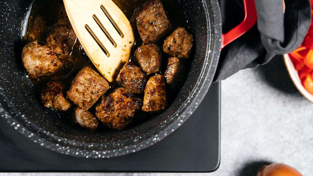 Партиями на сильном огне обжарить мясо со всех сторон до румяной корочки. Партиями на сильном огне обжарить мясо со всех сторон до румяной корочки.