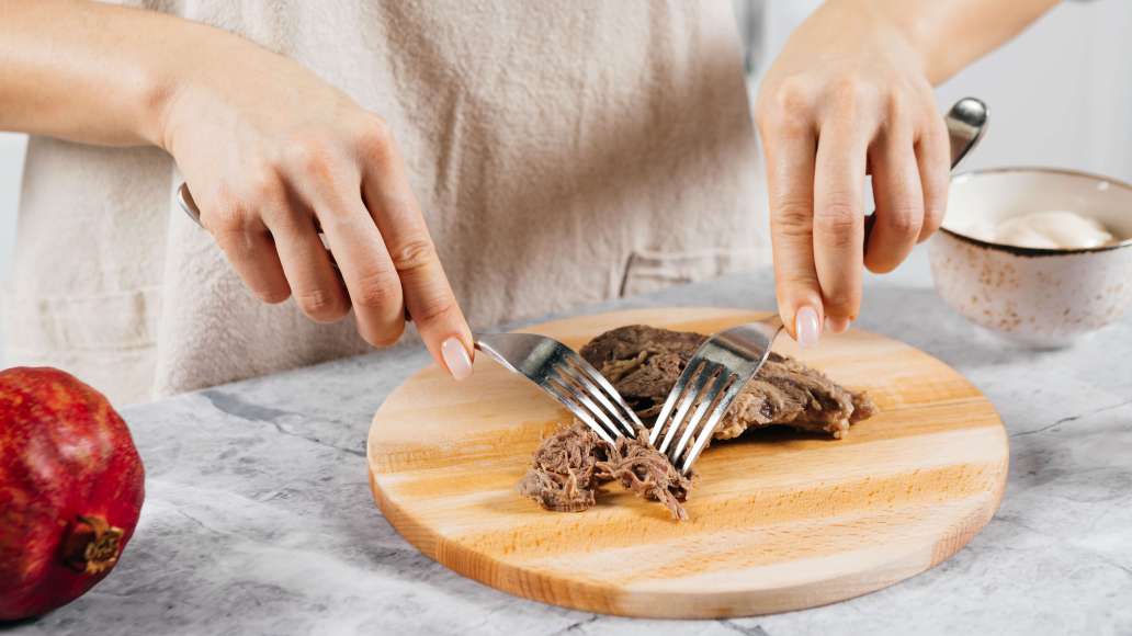 Варить мясо до готовности, периодически снимая пену. Дать остыть и разобрать на короткие волокна. Варить мясо до готовности, периодически снимая пену. Дать остыть и разобрать на короткие волокна.