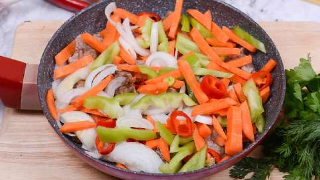Нарежьте морковь и болгарский перец крупной соломкой, лук нарежьте полукольцами, перец чили нарежьте кружочками. Добавьте в сковороду к мясу лук, обжаривайте несколько минут, перемешивая. Затем добавьте морковь, болгарский и чили перец и немного питьевой Нарежьте морковь и болгарский перец крупной соломкой, лук нарежьте полукольцами, перец чили нарежьте кружочками. Добавьте в сковороду к мясу лук, обжаривайте несколько минут, перемешивая. Затем добавьте морковь, болгарский и чили перец и немного питьевой