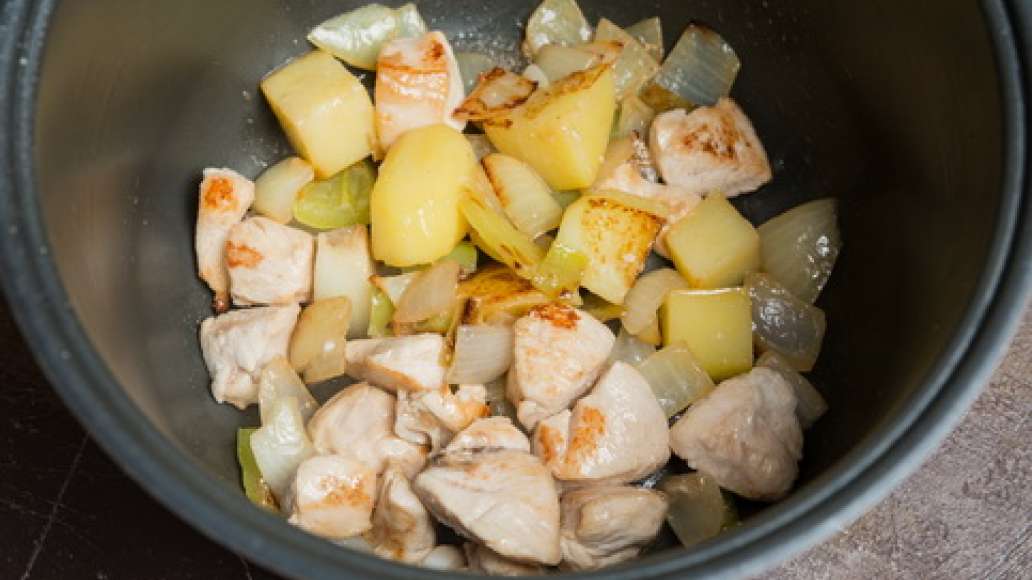 Обжарить картофель, лук, болгарский перец и куриное филе в мультиварке до полуготовности. Обжарить картофель, лук, болгарский перец и куриное филе в мультиварке до полуготовности.