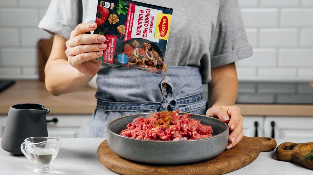 Добавить к фаршу MAGGI® Приправу для сочного мяса и шашлыка и 50 мл воды, чтобы он легко перемешивался ложкой. Накрыть пленкой и оставить на 30 минут при комнатной температуре.