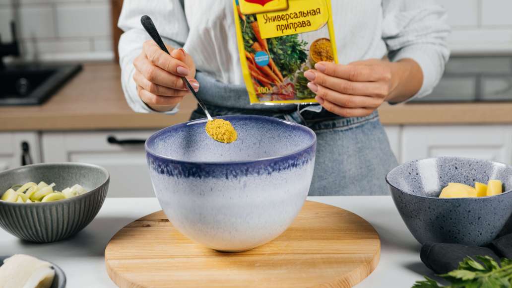 Бульон процедить через сито, застеленное марлей. Добавить MAGGI® Приправу универсальную. Бульон процедить через сито, застеленное марлей. Добавить MAGGI® Приправу универсальную.