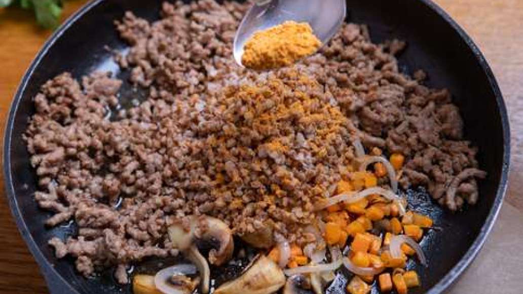 Соединить отваренную гречку, овощи и мясо на сковороде. Добавить MAGGI® Для гречки по-купечески. Тщательно перемешать на слабом огне. Соединить отваренную гречку, овощи и мясо на сковороде. Добавить MAGGI® Для гречки по-купечески. Тщательно перемешать на слабом огне.