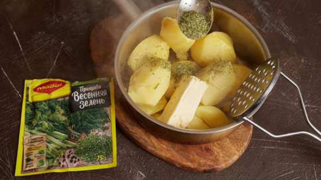 Вымыть и очистить картофель. Залить водой, добавить растительное масло и варить до полной готовности. Слить картофельный отвар, добавить сливочное масло и MAGGI® Приправа Весенняя зелень, тщательно перемешать и размять в гладкое пюре. Вымыть и очистить картофель. Залить водой, добавить растительное масло и варить до полной готовности. Слить картофельный отвар, добавить сливочное масло и MAGGI® Приправа Весенняя зелень, тщательно перемешать и размять в гладкое пюре.
