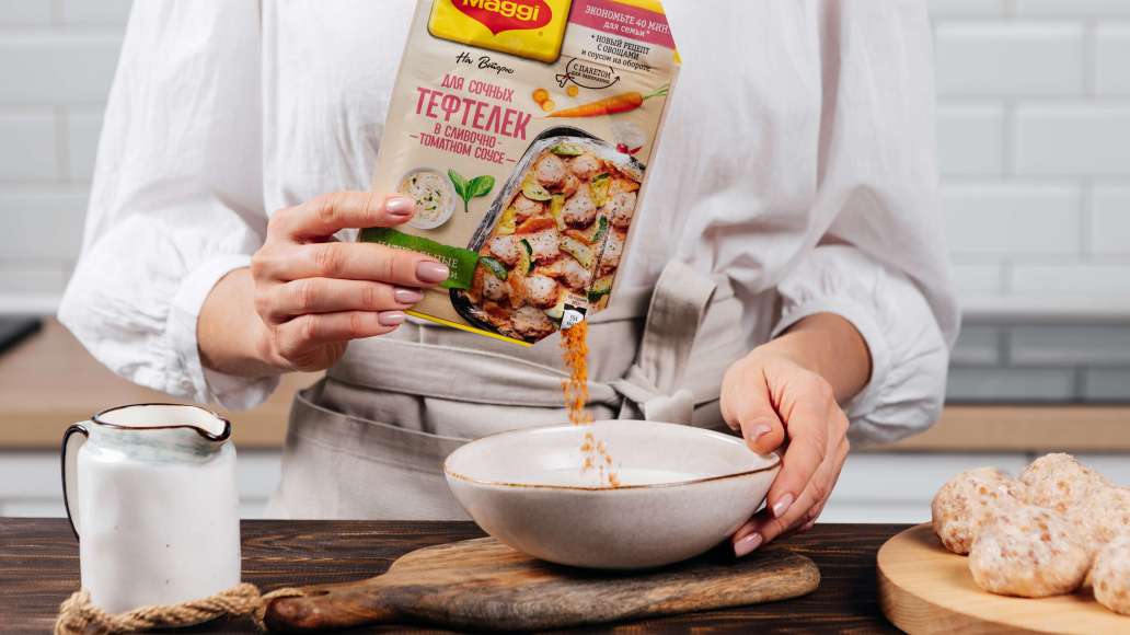 Для соуса смешать сметану, воду и смесь из пакета MAGGI® НА ВТОРОЕ для сочных тефтелек в сливочно-томатном соусе. Для соуса смешать сметану, воду и смесь из пакета MAGGI® НА ВТОРОЕ для сочных тефтелек в сливочно-томатном соусе.