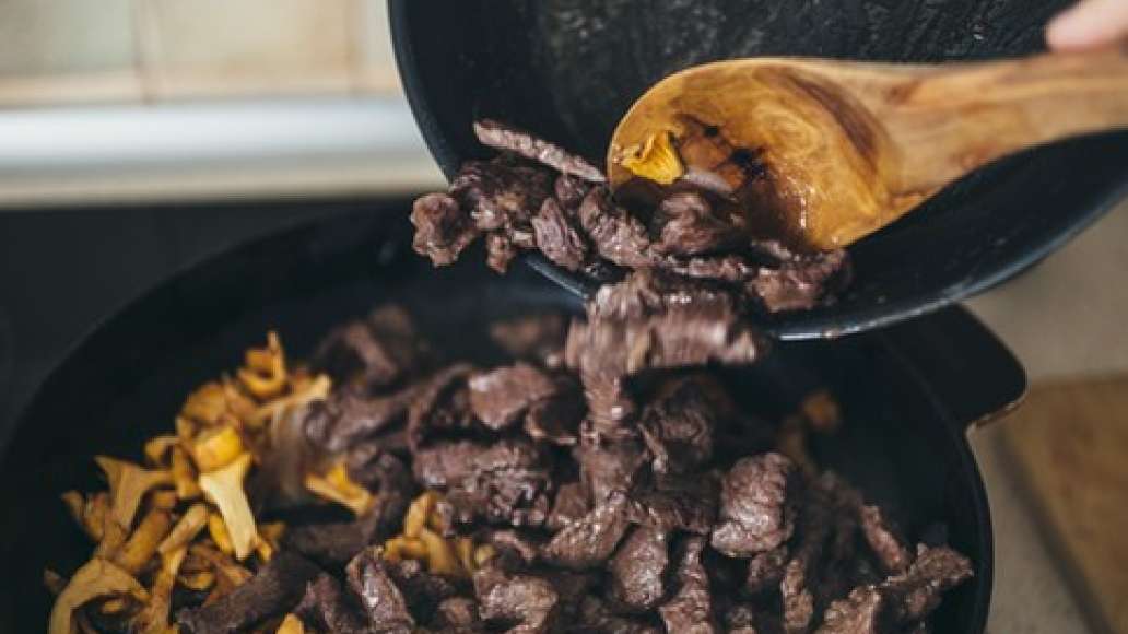 Соединить мясо с обжаренным луком и грибами.
Соединить мясо с обжаренным луком и грибами.