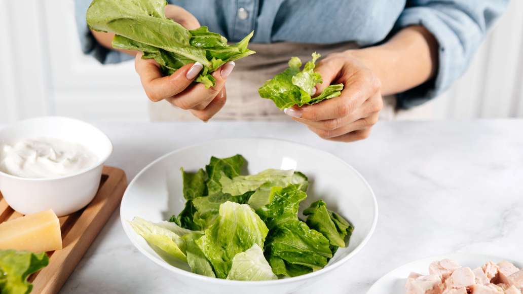 Нарезать филе крупными кубиками, салат порвать на небольшие кусочки руками.