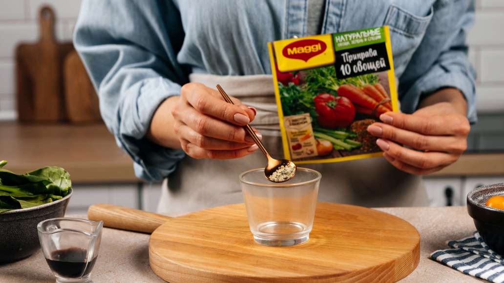 MAGGI® Приправу 10 овощей смешать с теплой водой и дать настояться 2-3 минуты. MAGGI® Приправу 10 овощей смешать с теплой водой и дать настояться 2-3 минуты.
