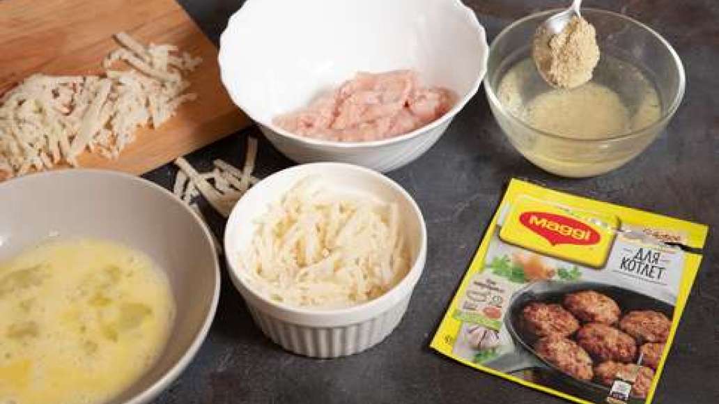 Содержимое упаковки MAGGI® НА ВТОРОЕ для котлет залить водой и оставить на 2 минуты набухнуть. Соединить с куриным фаршем и тщательно перемешать. Взбить яйцо. Хлеб нарезать тонкой соломкой. Содержимое упаковки MAGGI® НА ВТОРОЕ для котлет залить водой и оставить на 2 минуты набухнуть. Соединить с куриным фаршем и тщательно перемешать. Взбить яйцо. Хлеб нарезать тонкой соломкой.