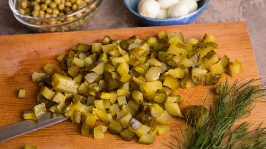 Вымыть картофель и морковь и поставить вариться. Соленые огурцы нарезать мелкими кубиками. Отварить оба вида яиц и очистить от скорлупы. Вымыть картофель и морковь и поставить вариться. Соленые огурцы нарезать мелкими кубиками. Отварить оба вида яиц и очистить от скорлупы.