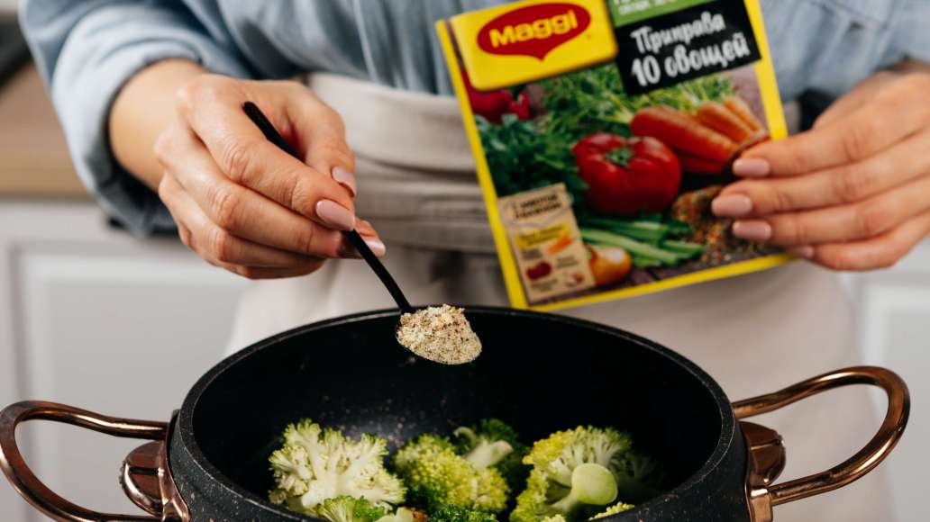 Добавить MAGGI® Приправу 10 овощей. Влить воду, довести до кипения и варить 7 минут. Добавить MAGGI® Приправу 10 овощей. Влить воду, довести до кипения и варить 7 минут.