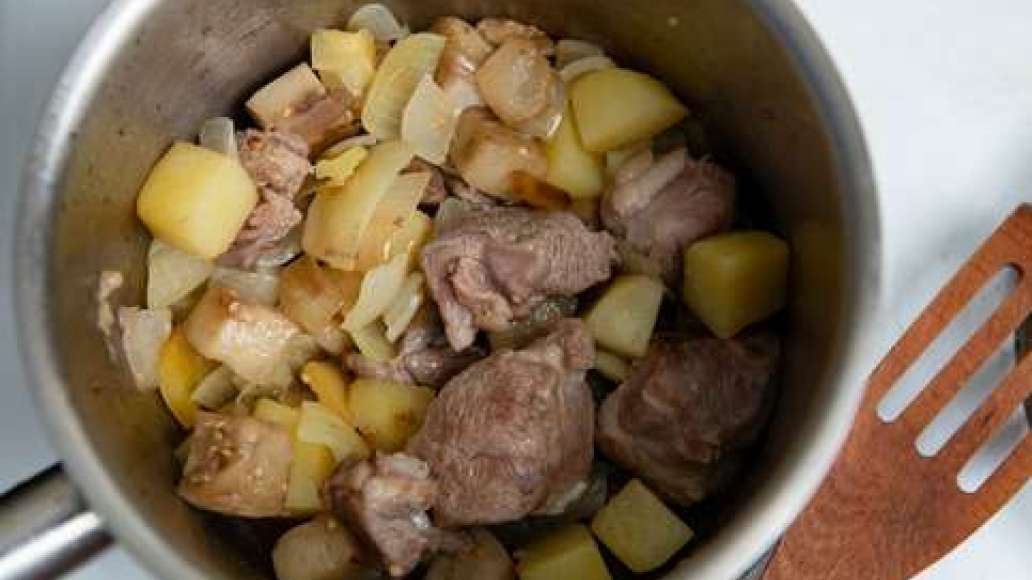 Обжарить лук, болгарский перец, картофель, баклажаны и баранину до полуготовности.