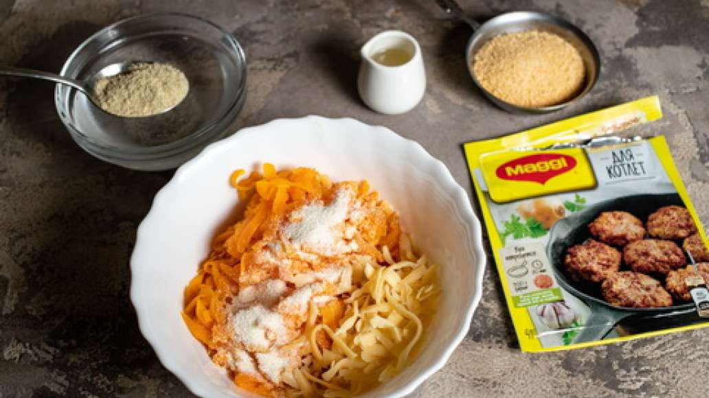 Натереть сыр. Упаковку MAGGI® НА ВТОРОЕ для котлет залить водой и оставить на 2 минуты набухнуть. Морковь нарезать мелкой соломкой или натереть на терке. Соединить с подготовленной смесью MAGGI® НА ВТОРОЕ для котлет, добавить яйцо, сыр и манку и тщательно Натереть сыр. Упаковку MAGGI® НА ВТОРОЕ для котлет залить водой и оставить на 2 минуты набухнуть. Морковь нарезать мелкой соломкой или натереть на терке. Соединить с подготовленной смесью MAGGI® НА ВТОРОЕ для котлет, добавить яйцо, сыр и манку и тщательно