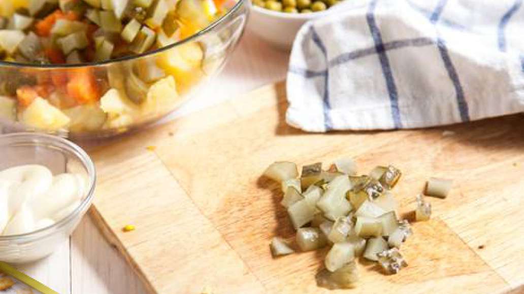 Вареные морковь и картофель также нарезать небольшими кубиками и выложить в чашку. Соленые огурцы нарезать кубиками, выложить в чашку с салатом. Вареные морковь и картофель также нарезать небольшими кубиками и выложить в чашку. Соленые огурцы нарезать кубиками, выложить в чашку с салатом.
