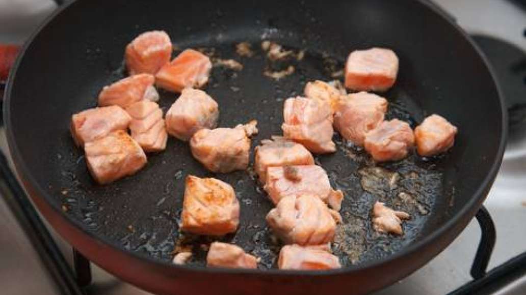 Семгу нарезать кусочками.
Выложить на разогретую с маслом сковороду и слегка обжарить. 

