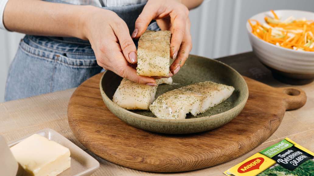 Порционные куски филе трески без кожи натереть со всех сторон MAGGI® Приправой Весенняя зелень из расчета ½ ч. л. на одно филе весом 200 г. Порционные куски филе трески без кожи натереть со всех сторон MAGGI® Приправой Весенняя зелень из расчета ½ ч. л. на одно филе весом 200 г.