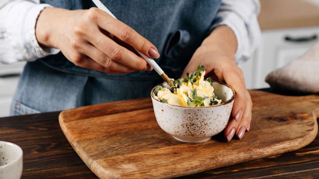 Для масла в отдельной емкости смешать горячую воду с MAGGI® Приправой универсальной Букет приправ, оставить на три минуты. Базилик мелко порезать, стебли удалить (по желанию базилика можно использовать больше или сократить его количество). Добавить к мягк Для масла в отдельной емкости смешать горячую воду с MAGGI® Приправой универсальной Букет приправ, оставить на три минуты. Базилик мелко порезать, стебли удалить (по желанию базилика можно использовать больше или сократить его количество). Добавить к мягк
