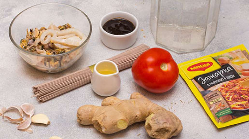 Подготовить все ингредиенты. Разморозить и промыть морепродукты, очистить чеснок.