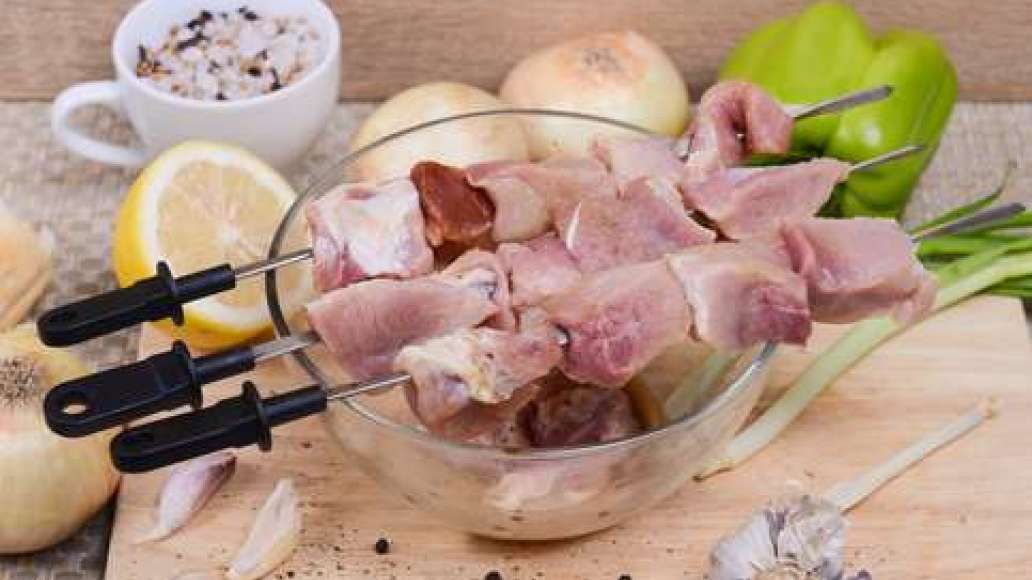 После того, как мясо замариновалось, насадите его на шампуры. После того, как мясо замариновалось, насадите его на шампуры.