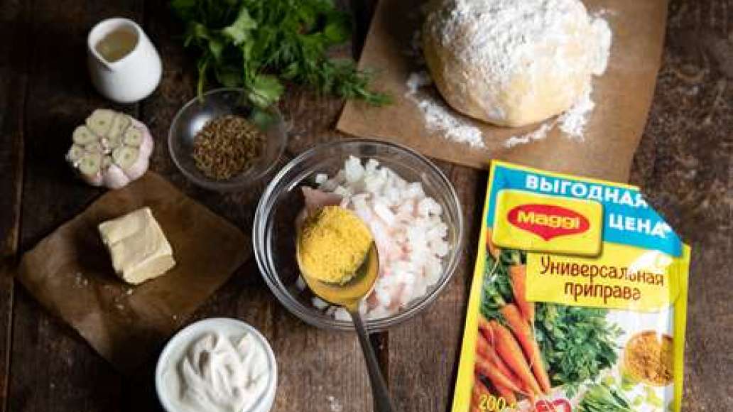 Вымесить  фарш с водой,  луком, чесноком, зирой и  MAGGI® Универсальная приправа. Достать тесто из холодильника, присыпать мукой стол или раскаточную доску.