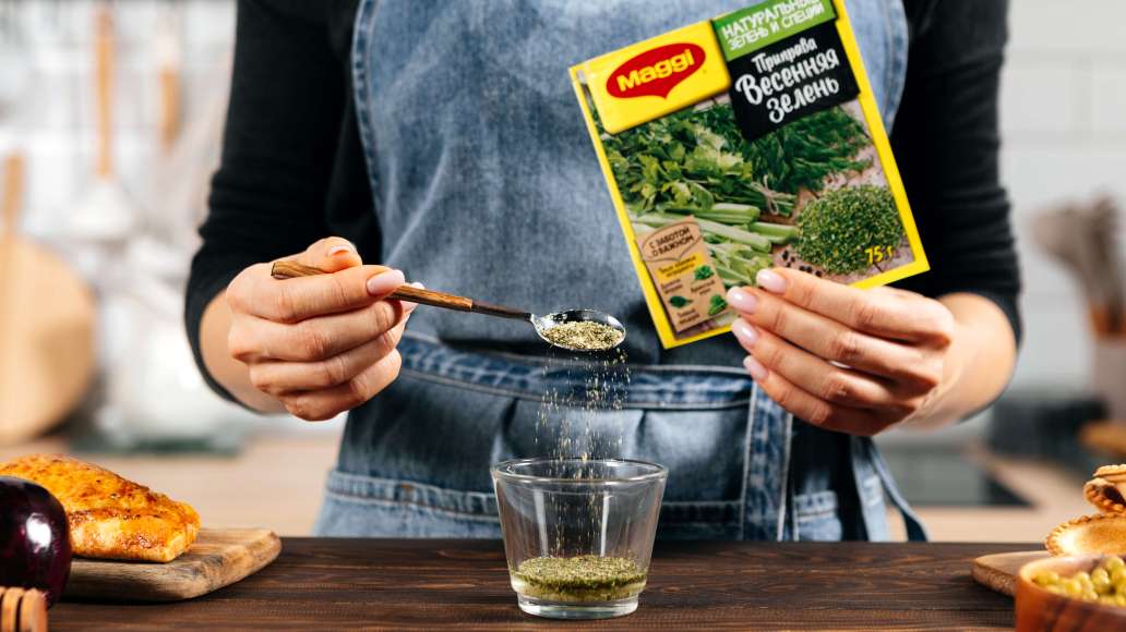 Для заправки в небольшой ёмкости смешать MAGGI® Приправа Весенняя зелень с горячей водой, оставить на три минуты. Добавить все остальные ингредиенты для заправки и тщательно перемешать. Для заправки в небольшой ёмкости смешать MAGGI® Приправа Весенняя зелень с горячей водой, оставить на три минуты. Добавить все остальные ингредиенты для заправки и тщательно перемешать.