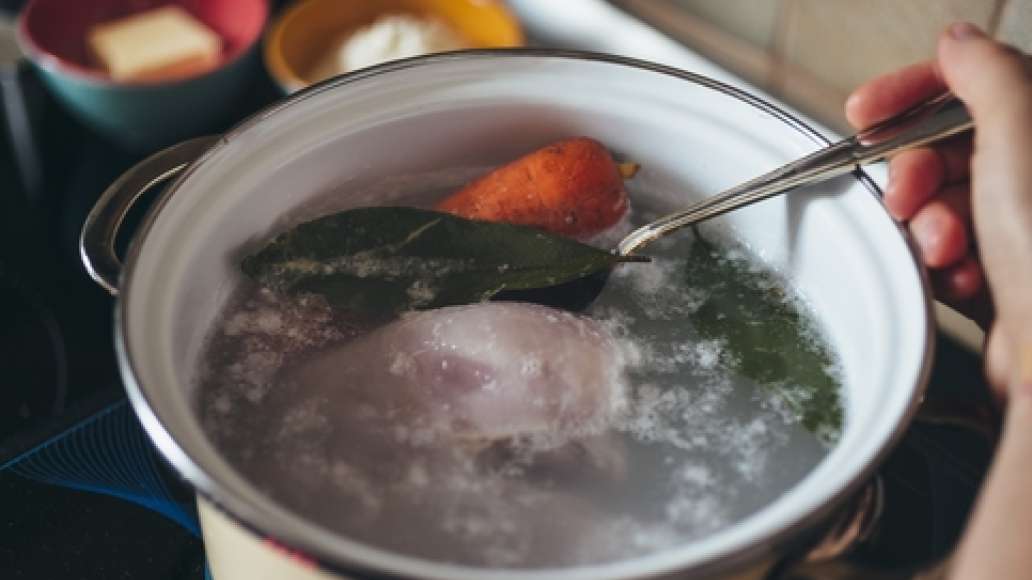 Подготовить ингредиенты. Куриное филе залить холодной водой, добавить морковь и лавровый лист. Довести до кипения и варить при слабом кипении около 1 часа. Шаг 1 - Куриный суп с заварными клецками