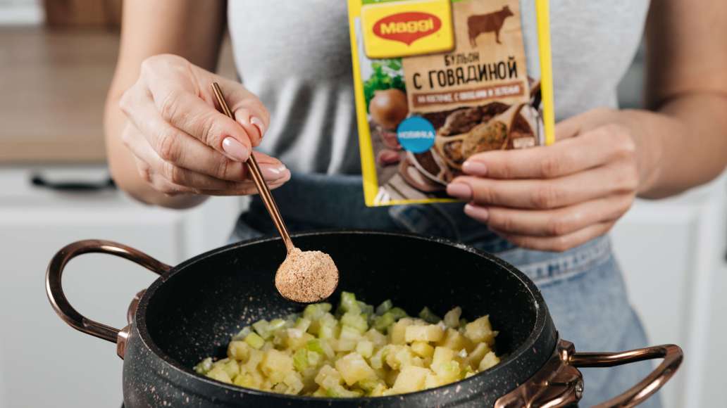 Добавить муку, перемешать и добавить MAGGI® Бульон с говядиной на косточке. С овощами и зеленью.