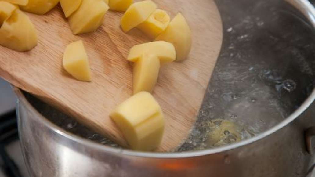Картофель нарезать кубиками.
В кипящую воду или мясной бульон добавить нарезанный картофель, довести до кипения и варить 5 минут.
