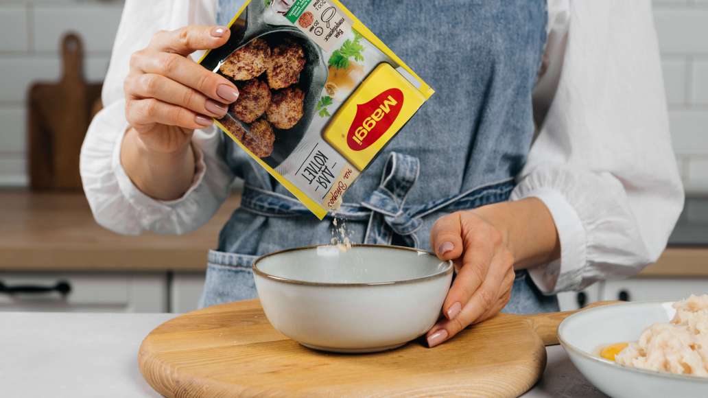 В теплую воду всыпать MAGGI® НА ВТОРОЕ для котлет. Хорошо перемешать. Дать настояться 2 минуты. Соединить с фаршем и перемешать до равномерности. Смочить руки в холодной воде и сформировать котлетки.