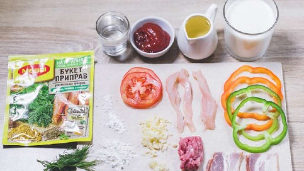 Нарезать помидоры кольцами. Бекон нарезать тонкими пластинками. Курицу, нарезать соломкой и обжарить. Говяжий фарш обжарить на сковороде. Сыр натереть на крупной терке. Болгарский перец нарезать соломкой.
Нарезать помидоры кольцами. Бекон нарезать тонкими пластинками. Курицу, нарезать соломкой и обжарить. Говяжий фарш обжарить на сковороде. Сыр натереть на крупной терке. Болгарский перец нарезать соломкой.