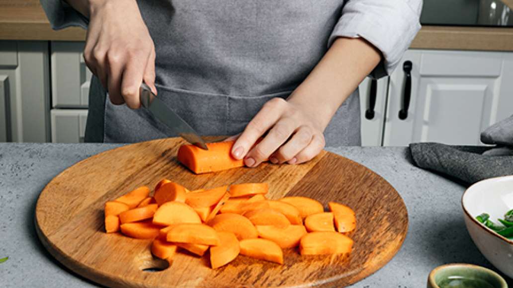 Морковь промыть, очистить и нарезать такими же кусочками как сельдерей. Морковь промыть, очистить и нарезать такими же кусочками как сельдерей.