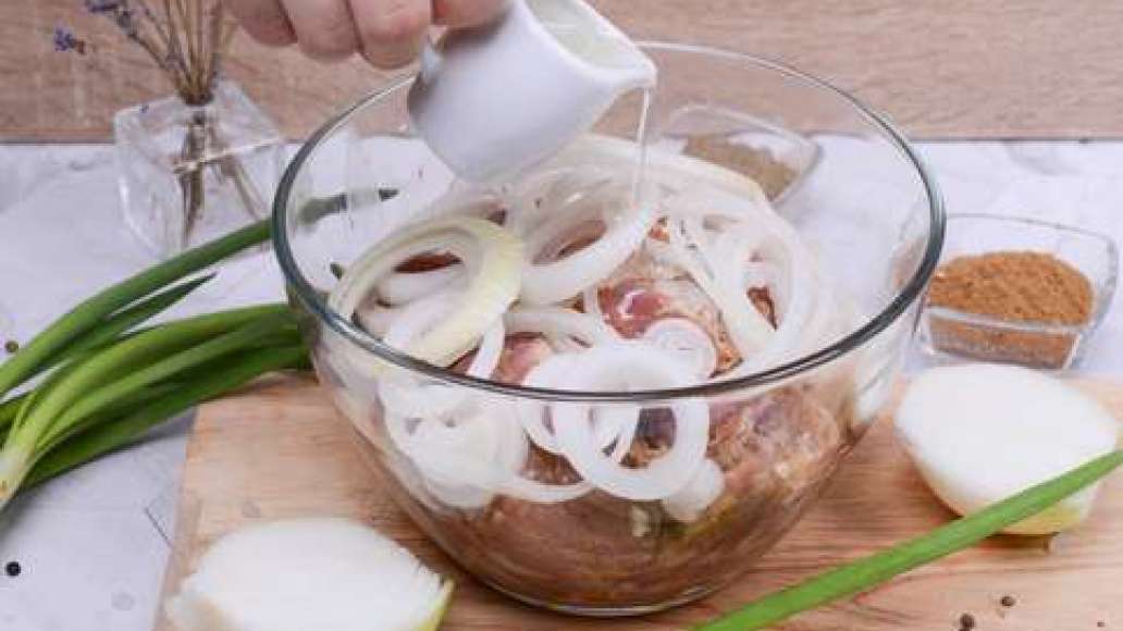 Когда мясо замаринуется, нарежьте вторую луковицу широкими кольцами и добавьте в миску, влейте масло. Аккуратно перемешайте, сохраняя кольца лука целыми. Накройте крышкой или пищевой пленкой и оставьте на 2-3 часа в прохладном месте, в идеале - на 8 часов Когда мясо замаринуется, нарежьте вторую луковицу широкими кольцами и добавьте в миску, влейте масло. Аккуратно перемешайте, сохраняя кольца лука целыми. Накройте крышкой или пищевой пленкой и оставьте на 2-3 часа в прохладном месте, в идеале - на 8 часов