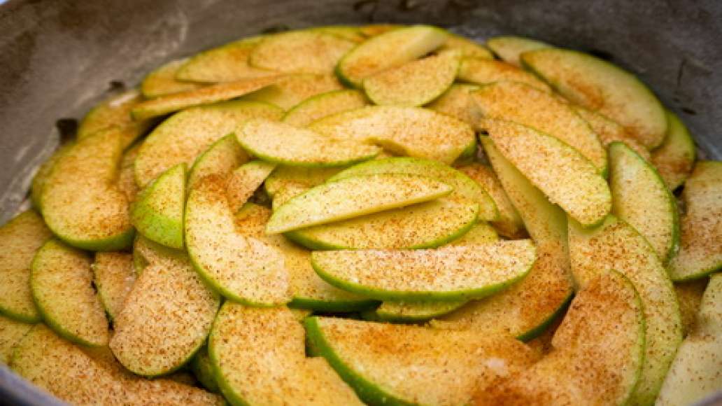 Смажьте форму маслом и обспьте мукой, выложите яблоки. Посыпьте их корицей и сахаром. Разогрейте духовку до 200 С. Смажьте форму маслом и обспьте мукой, выложите яблоки. Посыпьте их корицей и сахаром. Разогрейте духовку до 200 С.